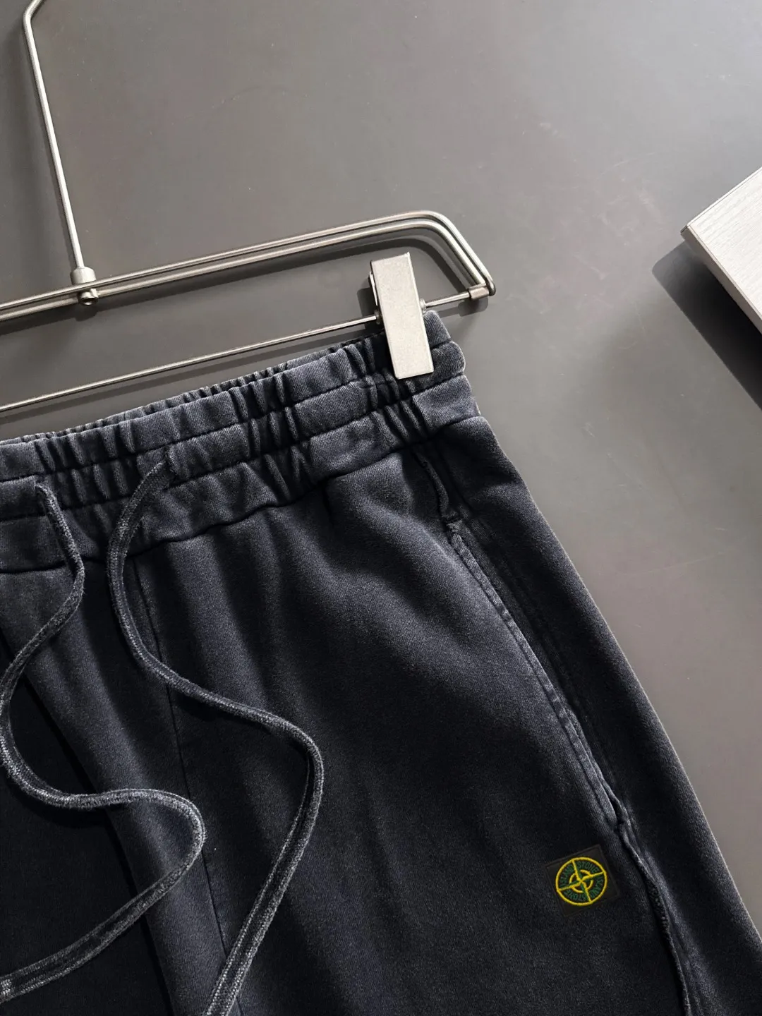 Next day shipment P360 Stone lsland/Stone Island Exclusively launches 25ss autumn and winter new high-quality trousers. Compare real-life details at will. Craftsmanship that ordinary small workshops cannot copy. Top-level ZP development. Unique imported fabric feel. Purely imported German machine production. Precision operation. Ten thousand needle density. A pair of trousers with rich details. You can see the development strength. A full set of new accessories are customized simultaneously. Simple yet elegant. Soft, delicate and comfortable. The upper body is versatile and fashionable. A perfect choice for autumn and winter. A must-have item. Loose fit. Please refer to the size chart when placing an order: S to XL (or state your height and weight when placing an order)